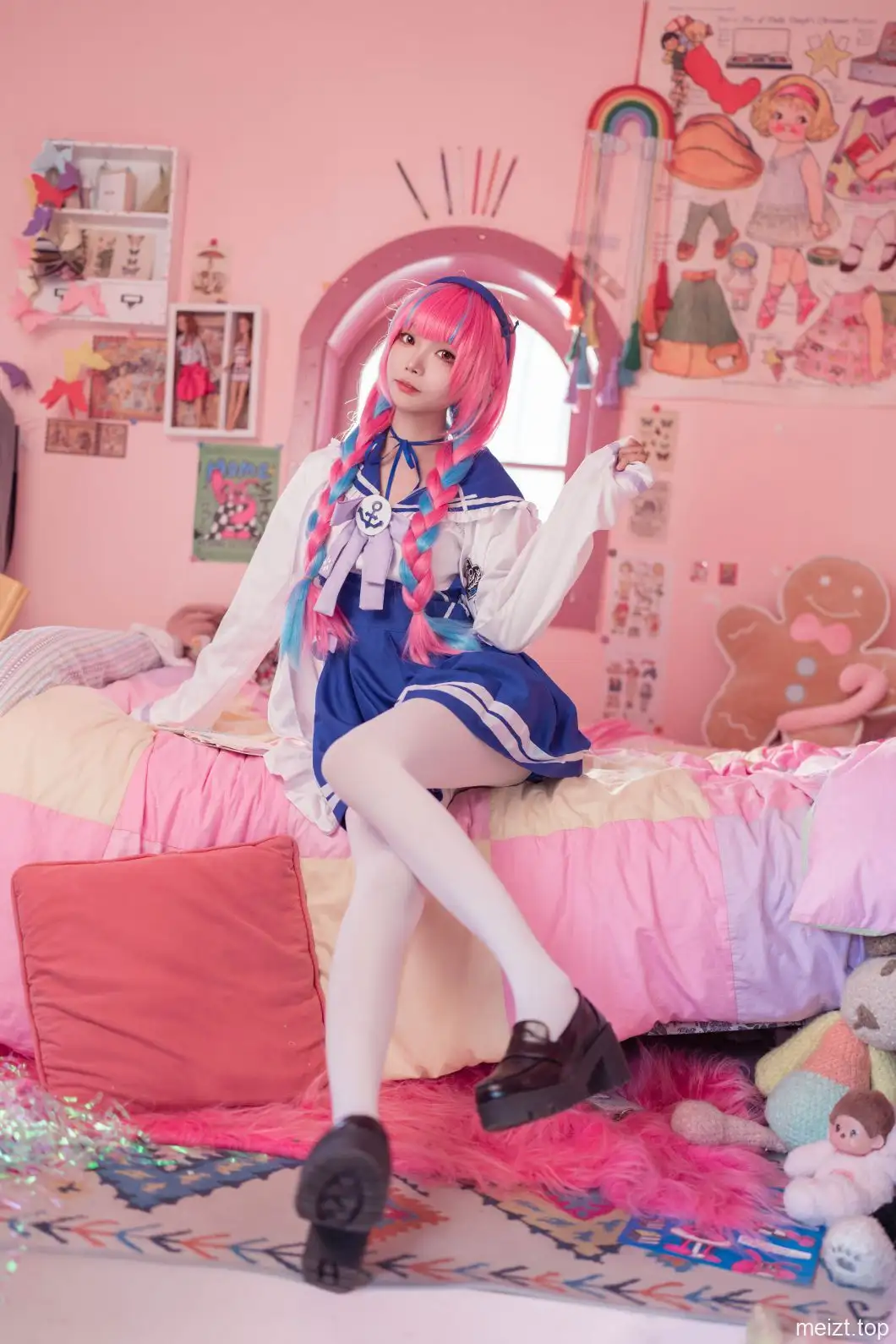 艾西aiwest cos Hololive湊阿库娅 私服 粉蓝麻花辫 水手领外套 粉色卧室