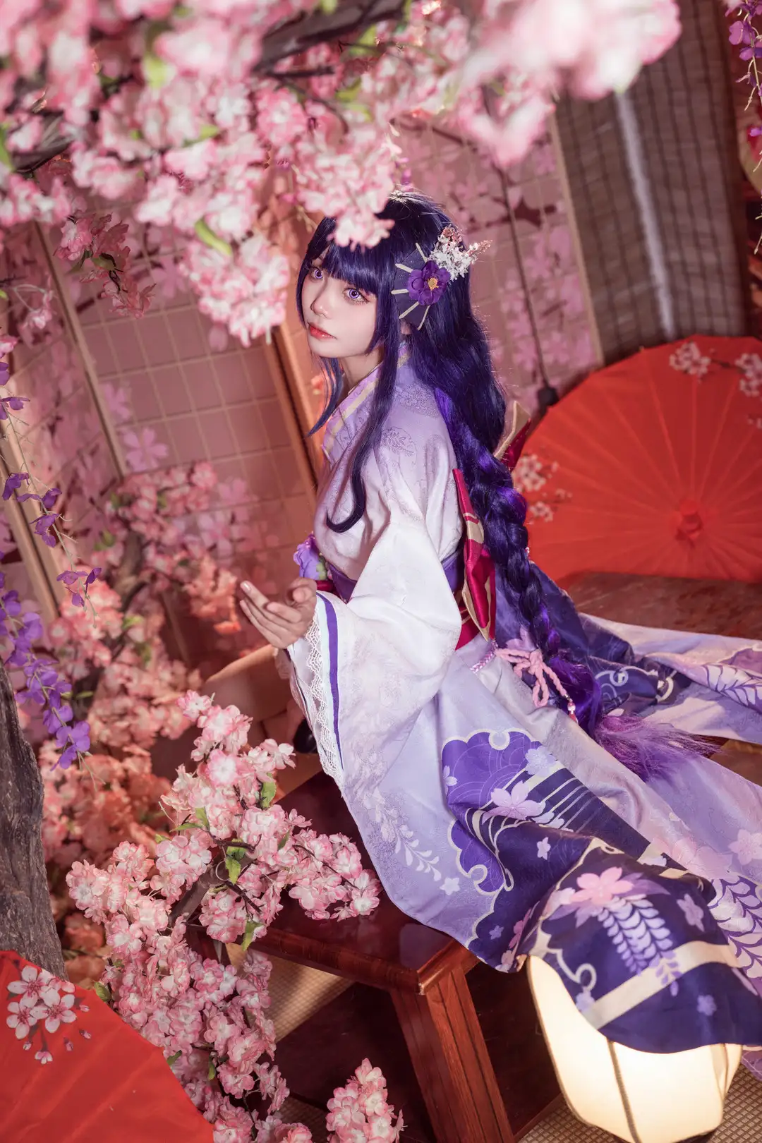艾西aiwest cos 原神雷电将军 浅紫色和服 长辫 樱花枝 红色纸伞