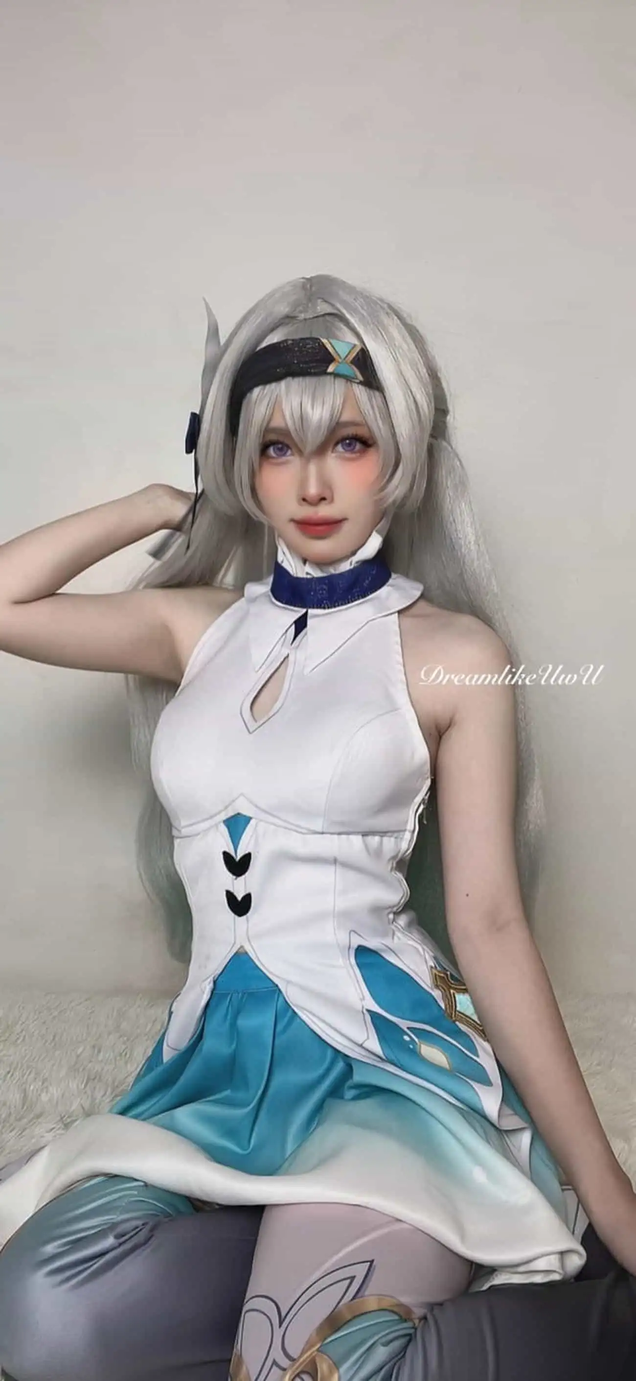 DreamlikeUwU cos 星穹铁道流萤 白色无袖连衣裙 黑色发箍 白墙前坐姿 DreamlikeUwU cos 星穹铁道流萤 白色无袖连衣裙 黑色发箍 白墙前坐姿
