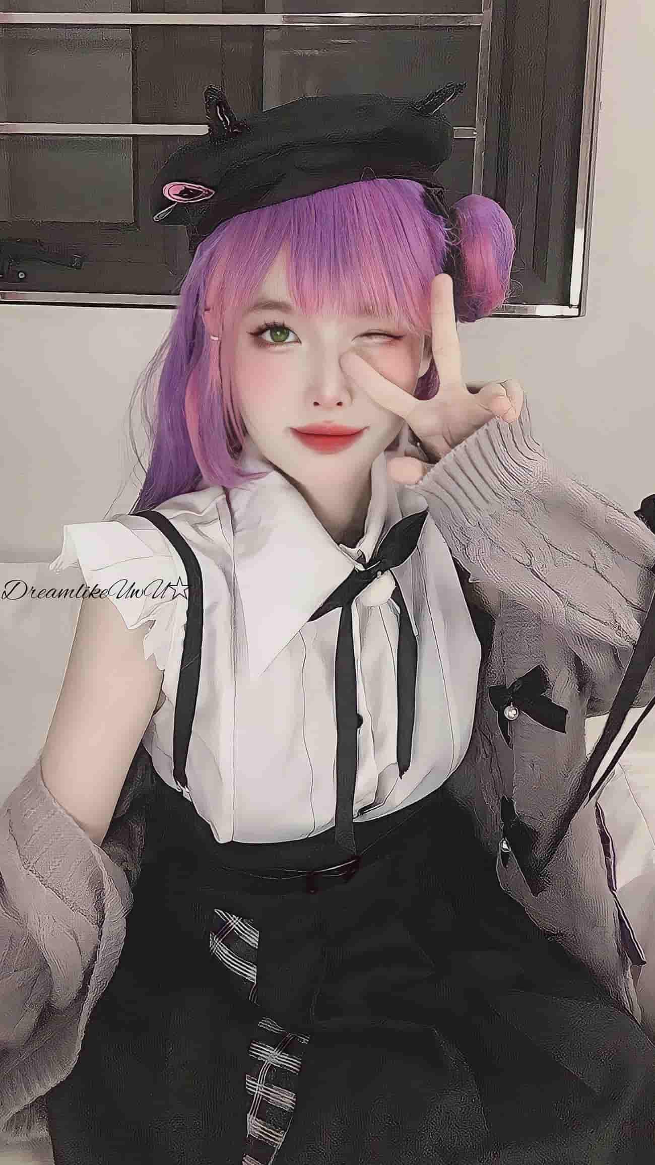 DreamlikeUwU cos Hololive常闇永远 黑色贝雷帽 白衬衫背带裙 比V眨眼 DreamlikeUwU cos Hololive常闇永远 黑色贝雷帽 白衬衫背带裙 比V眨眼