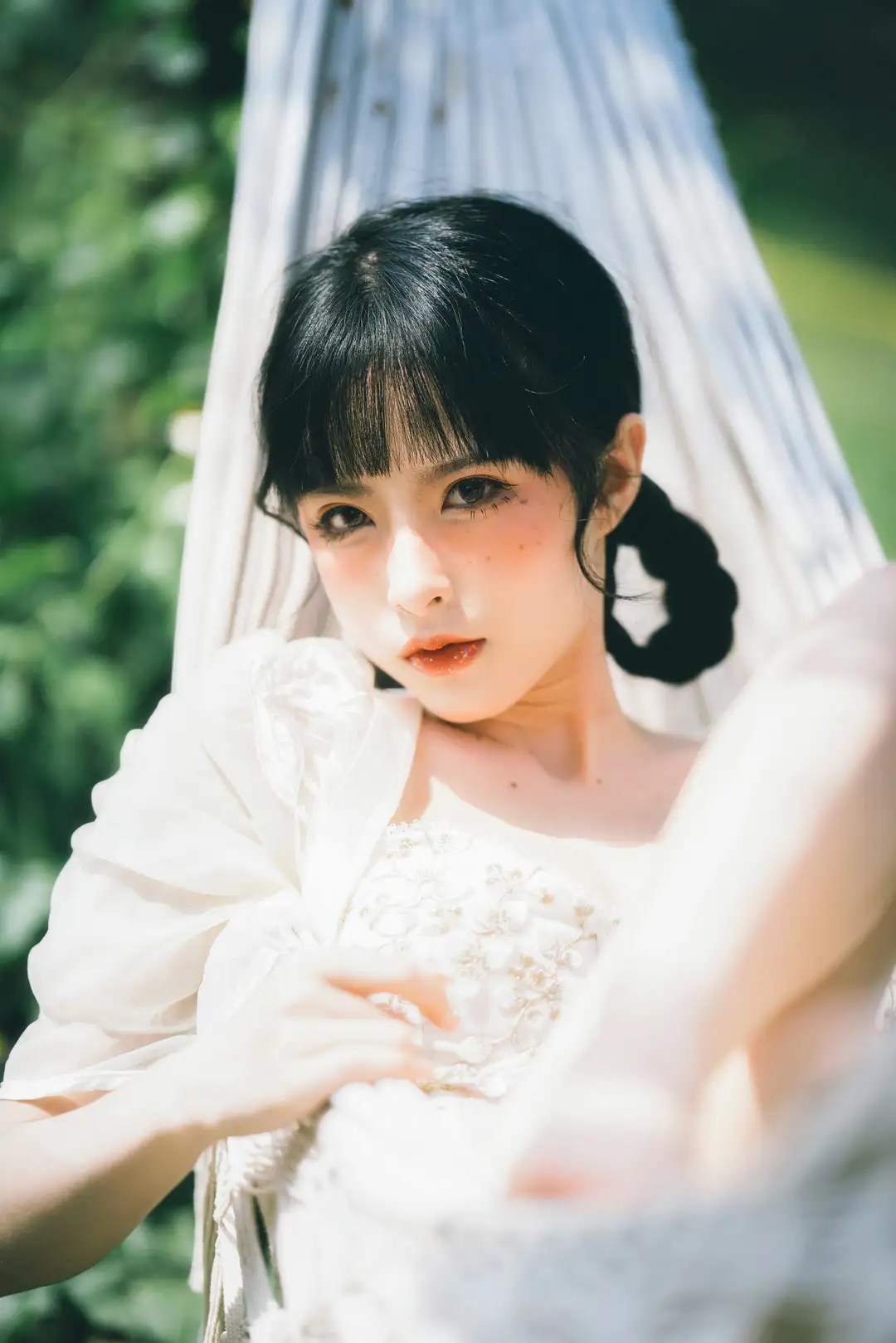 清水由乃 白色蕾丝上衣 雀斑妆 吊床近景 清水由乃 白色蕾丝上衣 雀斑妆 吊床近景