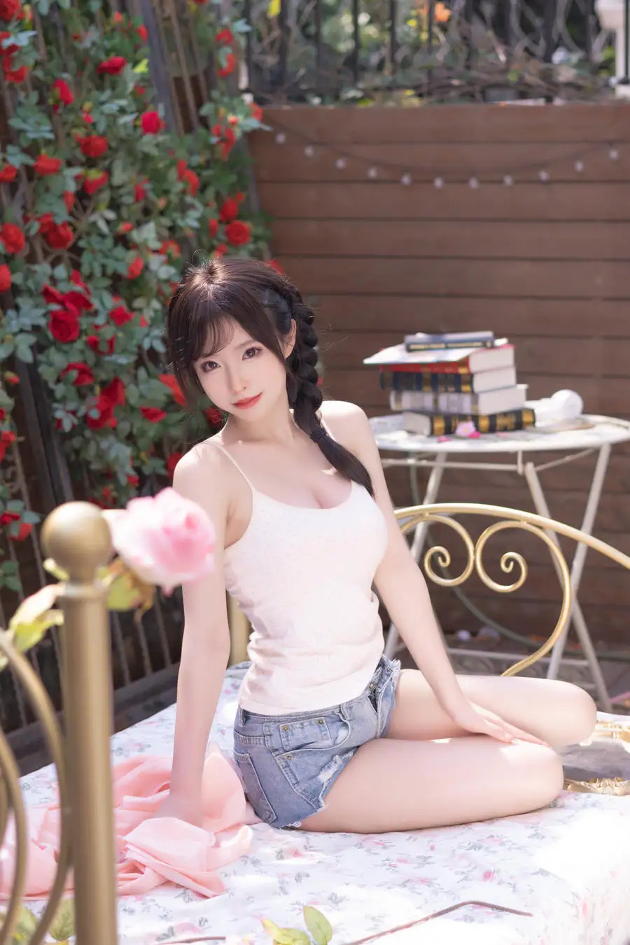 清水由乃 麻花辫 白吊带 铁艺床侧坐回眸 玫瑰花墙 旧书小圆桌 清水由乃 麻花辫 白吊带 铁艺床侧坐回眸 玫瑰花墙 旧书小圆桌