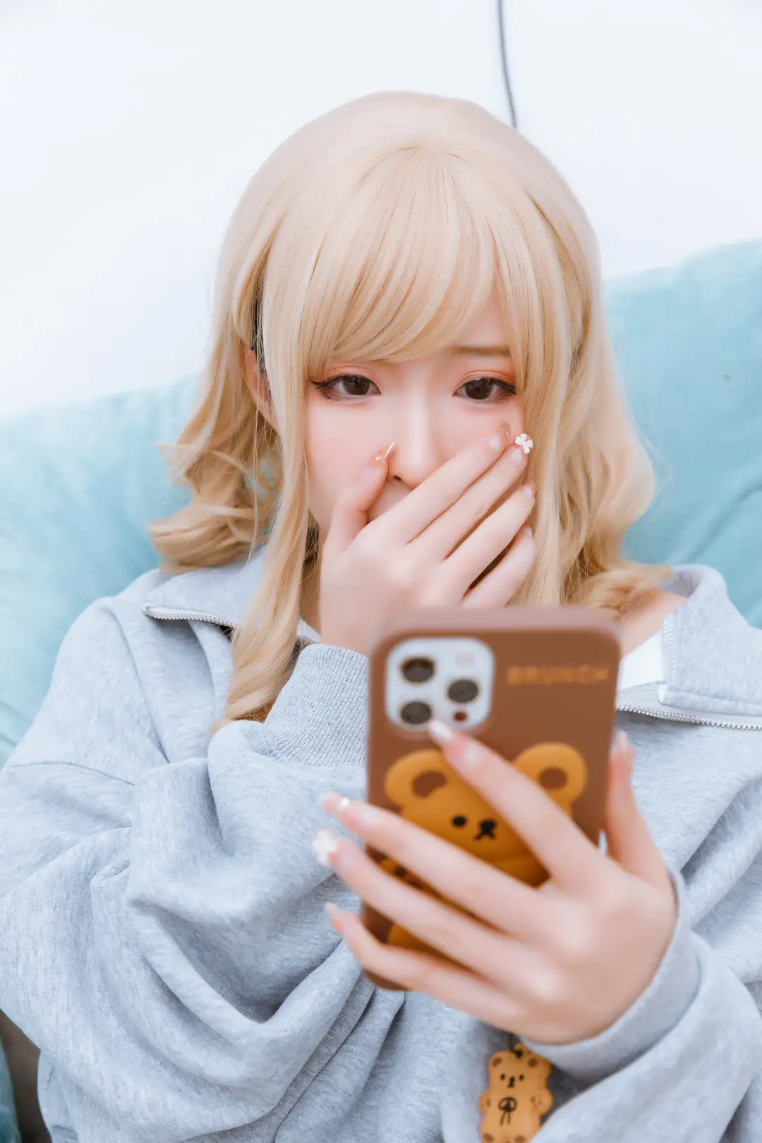 清水由乃 金色假发 灰色卫衣 捂嘴看小熊壳手机 清水由乃 金色假发 灰色卫衣 捂嘴看小熊壳手机