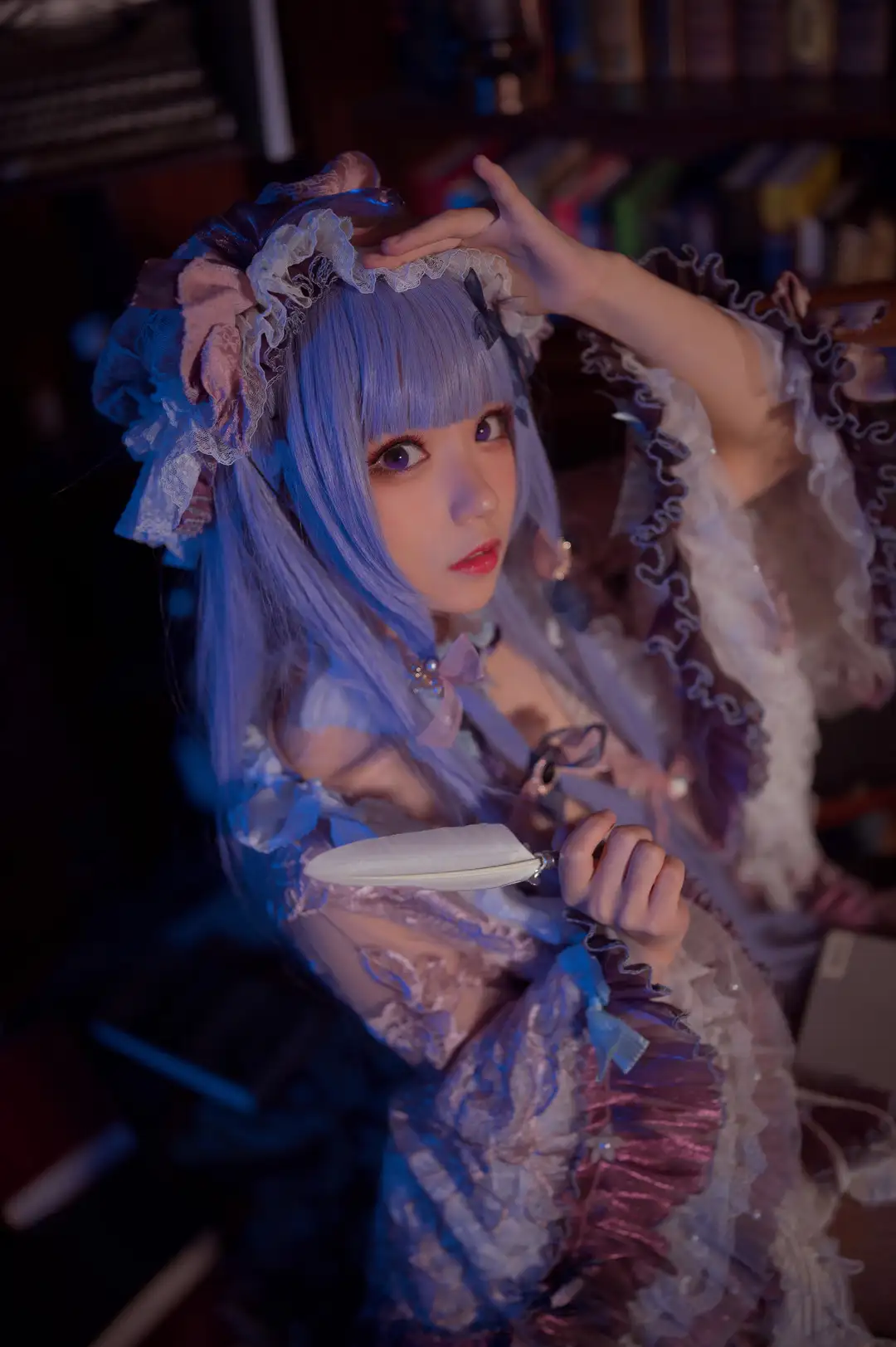 花柒Hana 紫色角色服头饰手持羽毛笔 花柒Hana 紫色角色服头饰手持羽毛笔