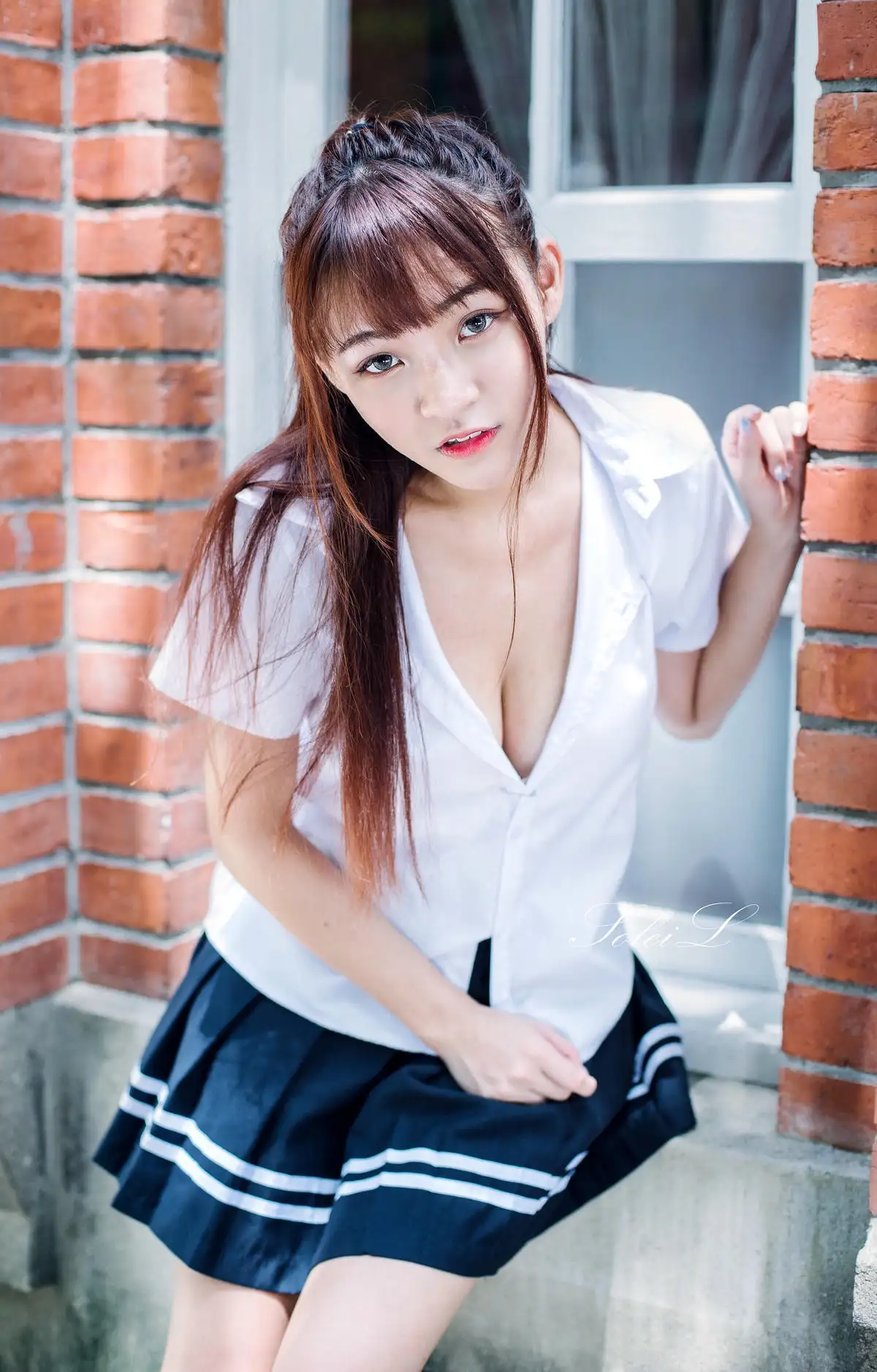 林襄Mizuki 白衬衫蓝裙红砖窗旁肖像 林襄Mizuki 白衬衫蓝裙红砖窗旁肖像
