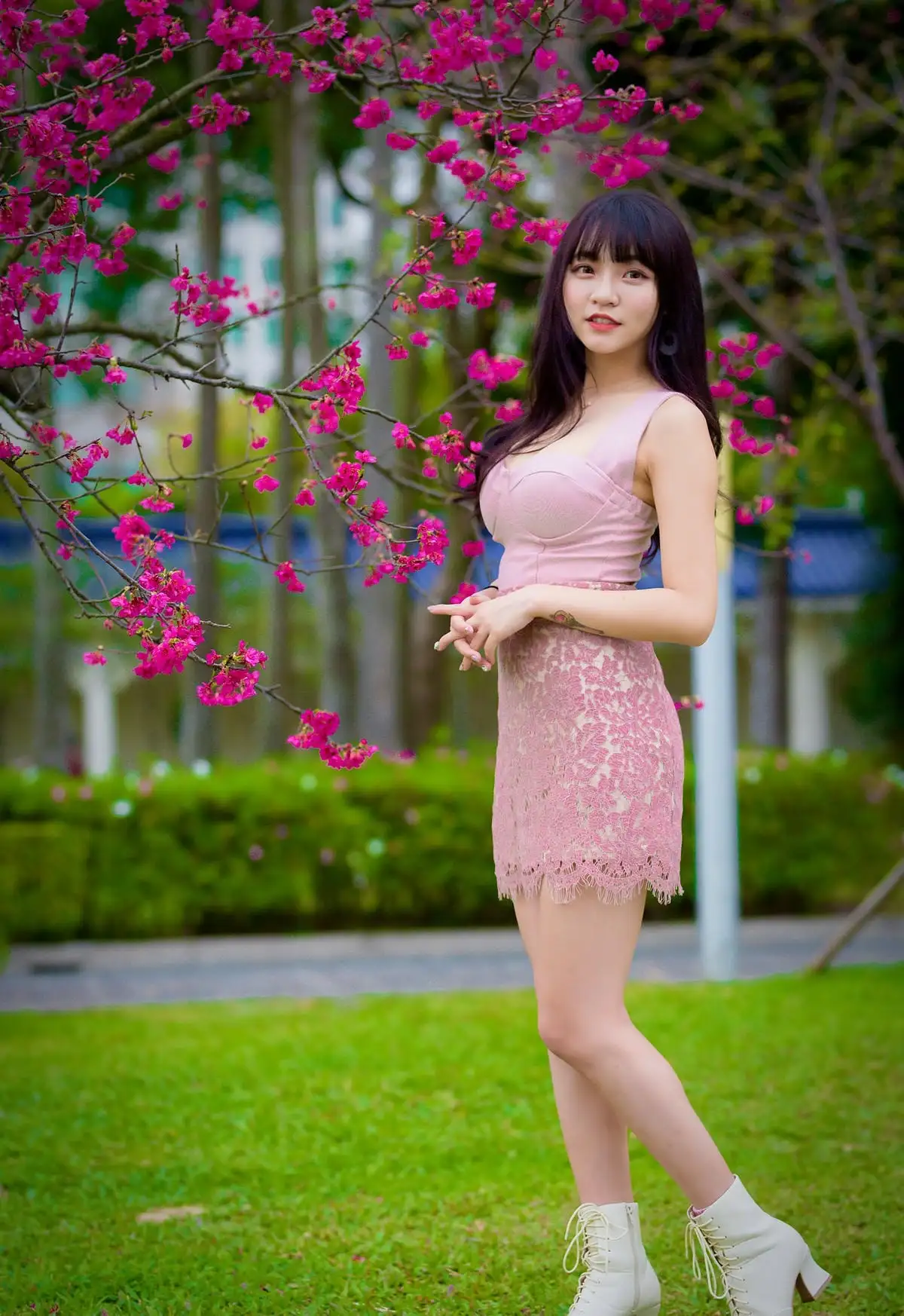 林襄Mizuki 粉色连衣裙花树下站姿 林襄Mizuki 粉色连衣裙花树下站姿