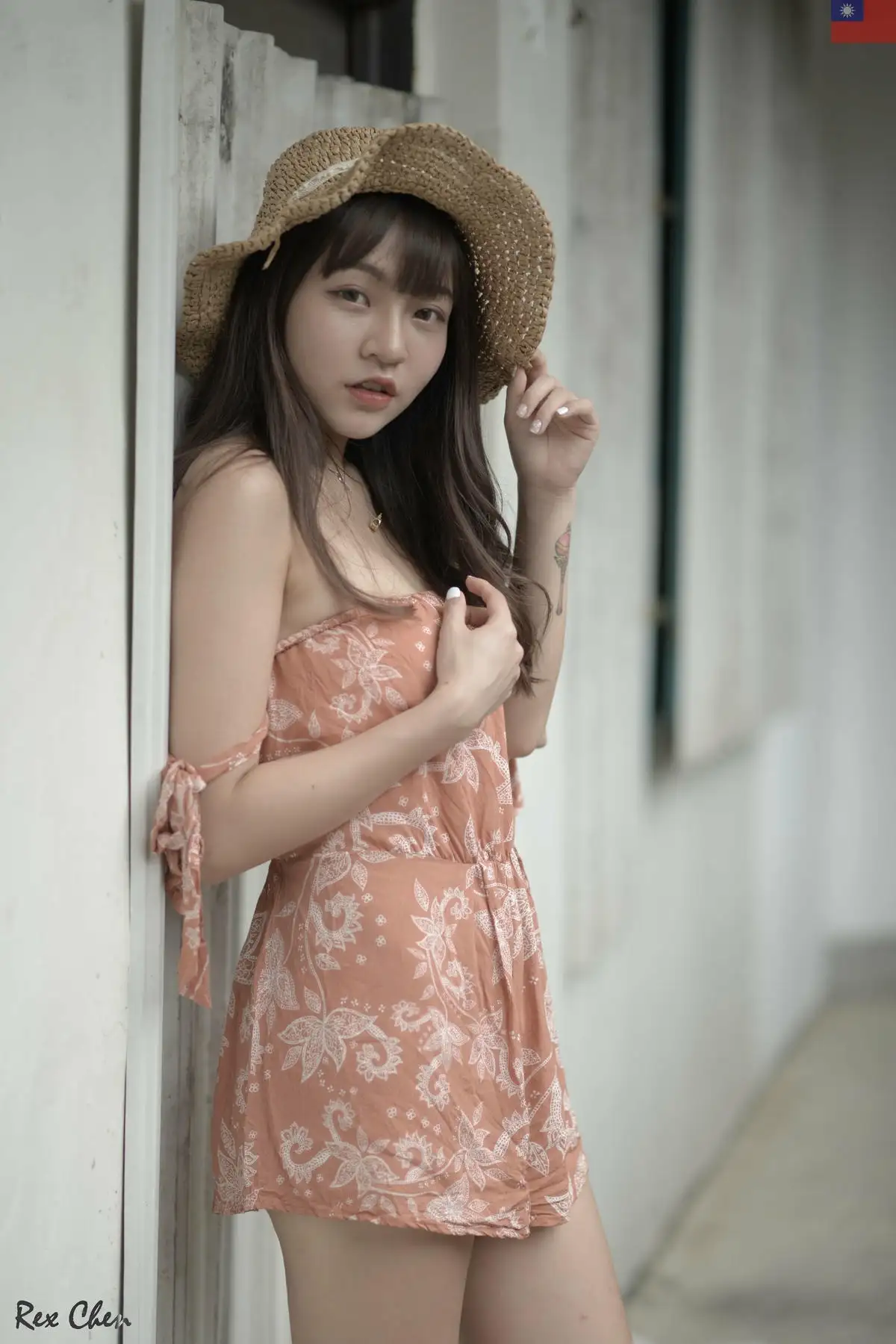 林襄Mizuki 草帽花纹连身衣廊道肖像 林襄Mizuki 草帽花纹连身衣廊道肖像