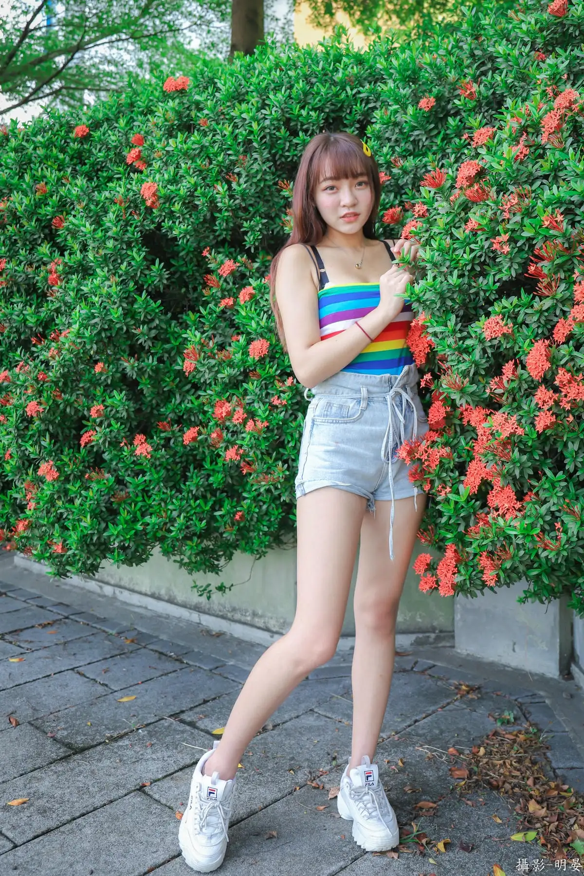 林襄Mizuki 彩色条纹上衣牛仔短裤花墙旁全身像 林襄Mizuki 彩色条纹上衣牛仔短裤花墙旁全身像