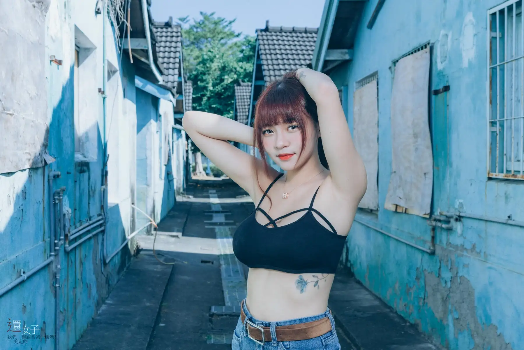林襄Mizuki 黑色短上衣牛仔裤巷内半身像 林襄Mizuki 黑色短上衣牛仔裤巷内半身像