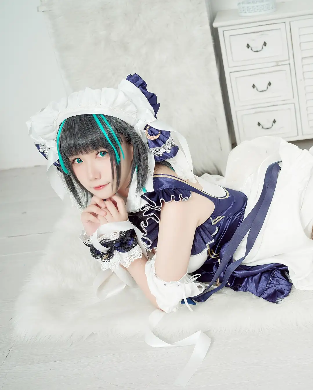 麻花酱 女仆服俯卧半身照 麻花酱 女仆服俯卧半身照