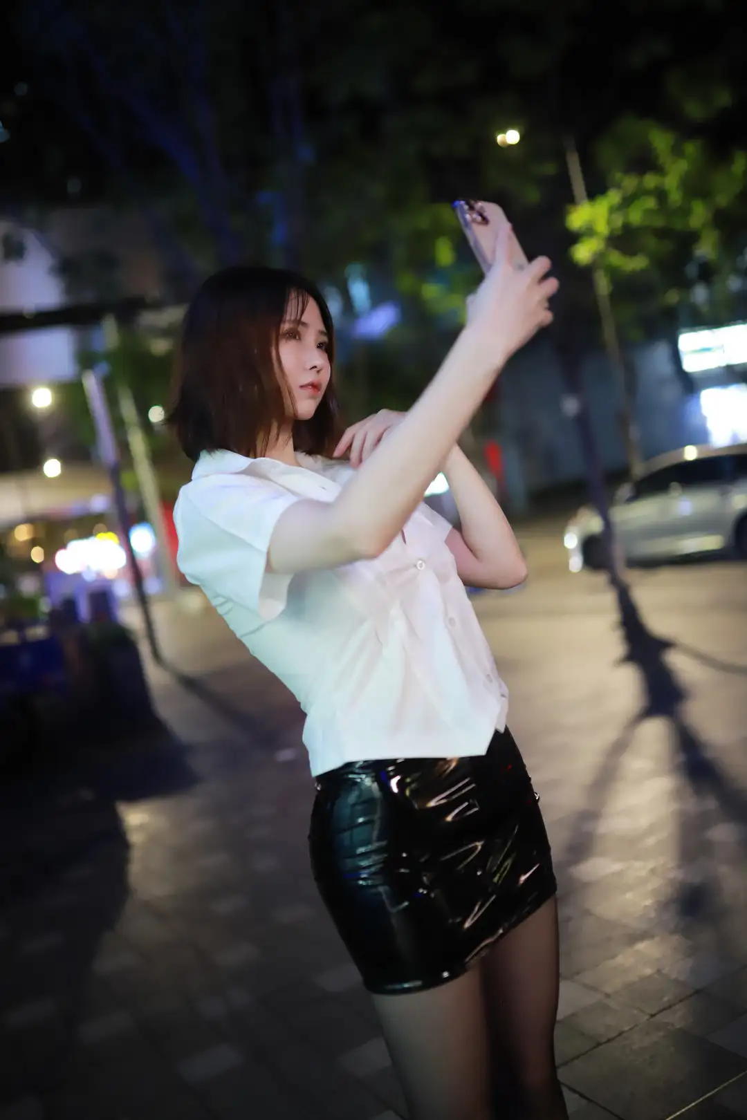 上杉绘梨落 棕色短发白短袖衬衫夜晚街头举手机自拍 上杉绘梨落 棕色短发白短袖衬衫夜晚街头举手机自拍