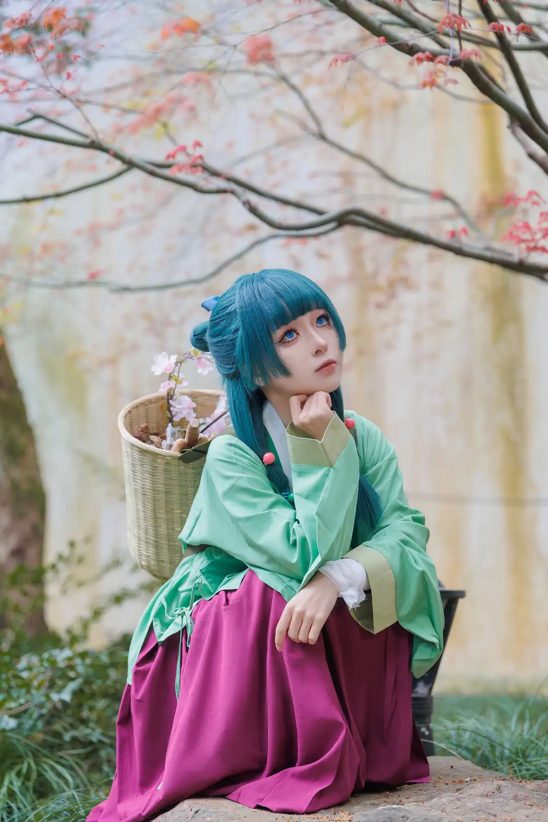 矢量鱼 cos 药屋少女的呢喃猫猫 青绿长发 绿色上衣紫红长裙 背竹篓托腮 红枫布景 矢量鱼 cos 药屋少女的呢喃猫猫 青绿长发 绿色上衣紫红长裙 背竹篓托腮 红枫布景
