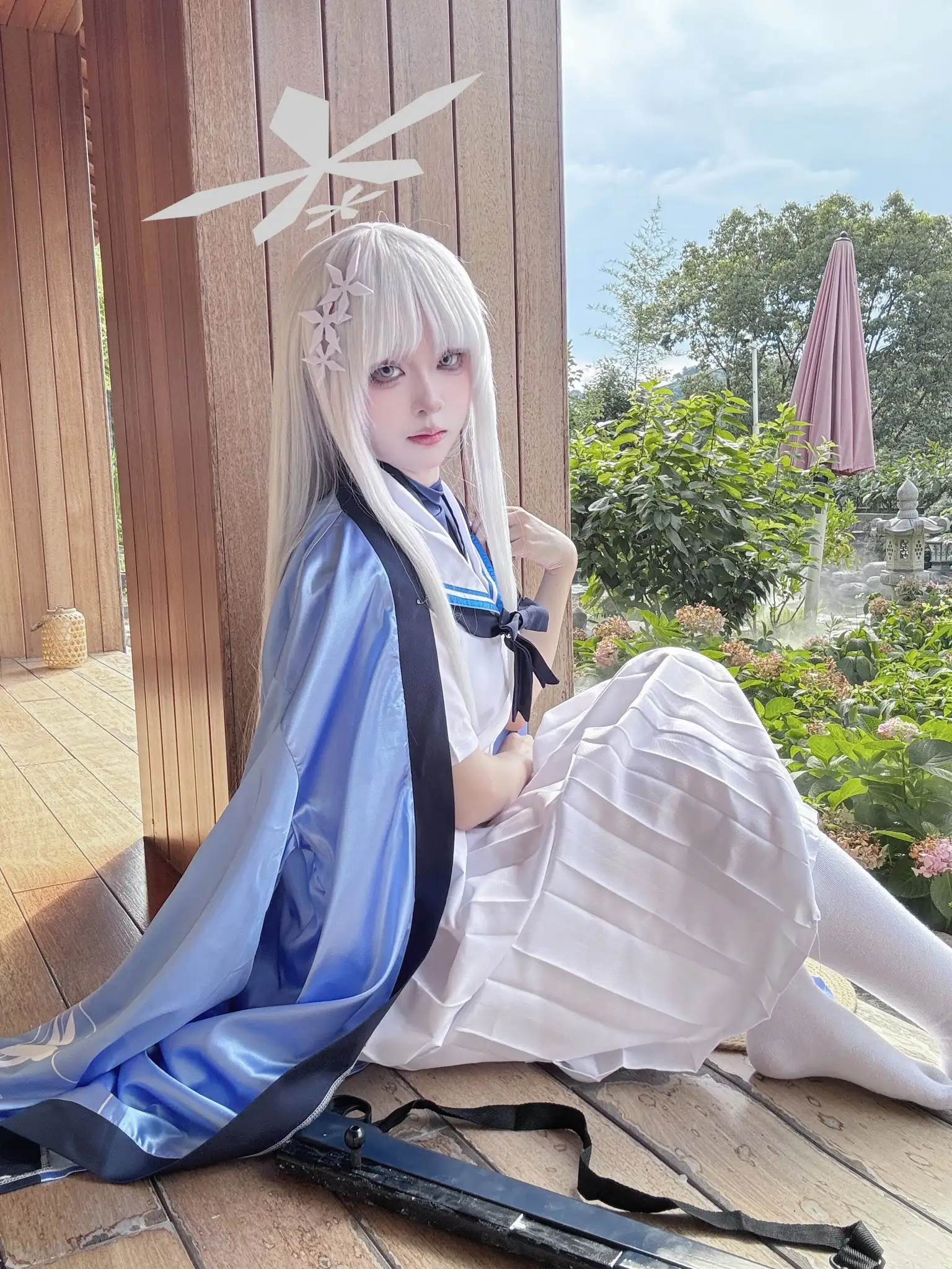 矢量鱼 蔚蓝档案风 银白长发白色花饰 白色水手服蓝色披风白色百褶长裙 木质回廊 绣球花园 矢量鱼 蔚蓝档案风 银白长发白色花饰 白色水手服蓝色披风白色百褶长裙 木质回廊 绣球花园