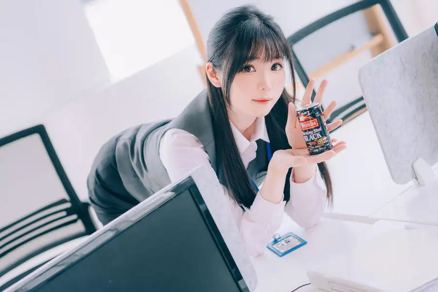 霜月shimo 黑长发 灰色西装马甲白衬衫挂工作证 办公隔间手托罐装咖啡 霜月shimo 黑长发 灰色西装马甲白衬衫挂工作证 办公隔间手托罐装咖啡