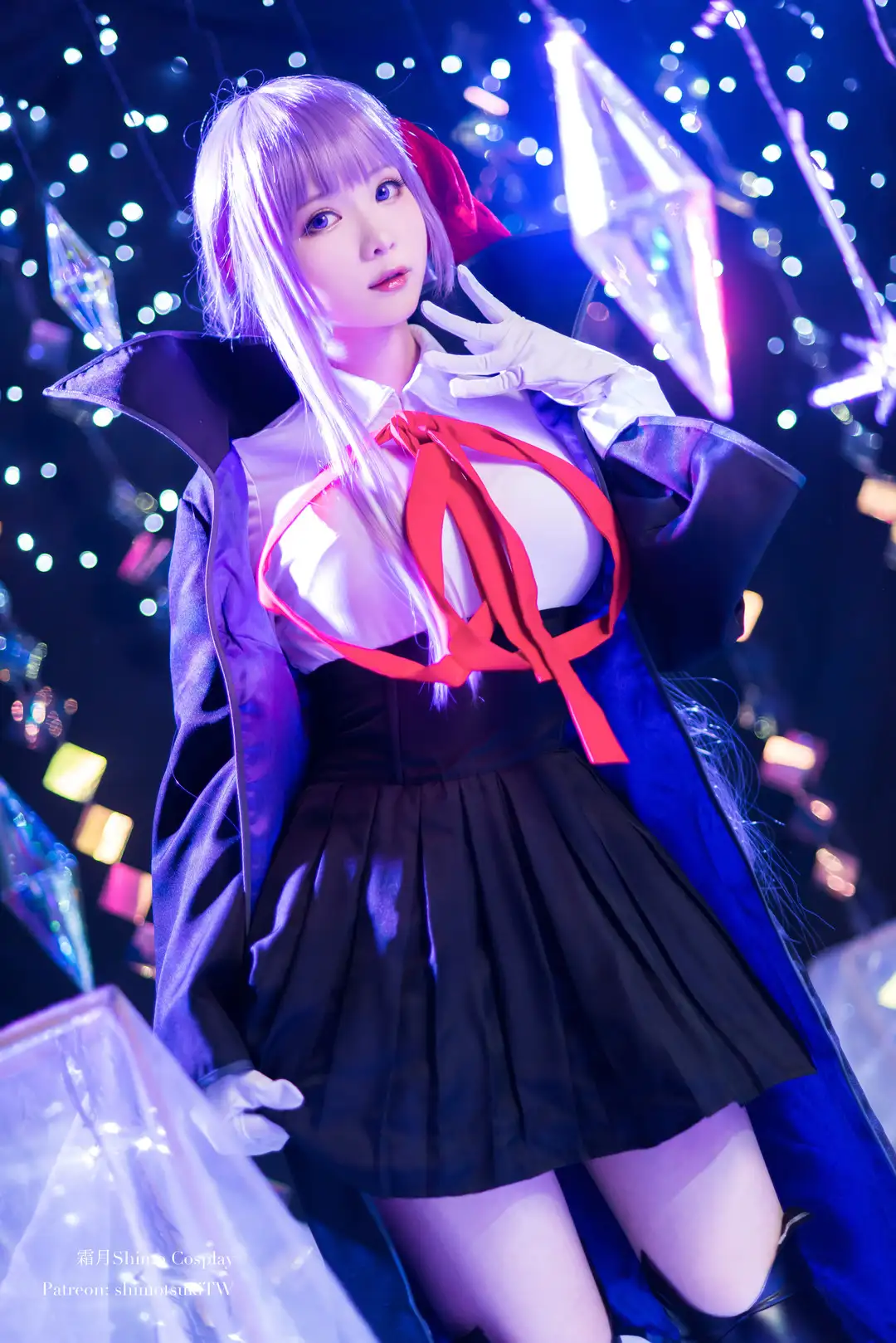 霜月shimo cos Fate BB 浅紫长发红色大蝴蝶结 黑色高腰百褶裙长披风 水晶霓虹布景 霜月shimo cos Fate BB 浅紫长发红色大蝴蝶结 黑色高腰百褶裙长披风 水晶霓虹布景