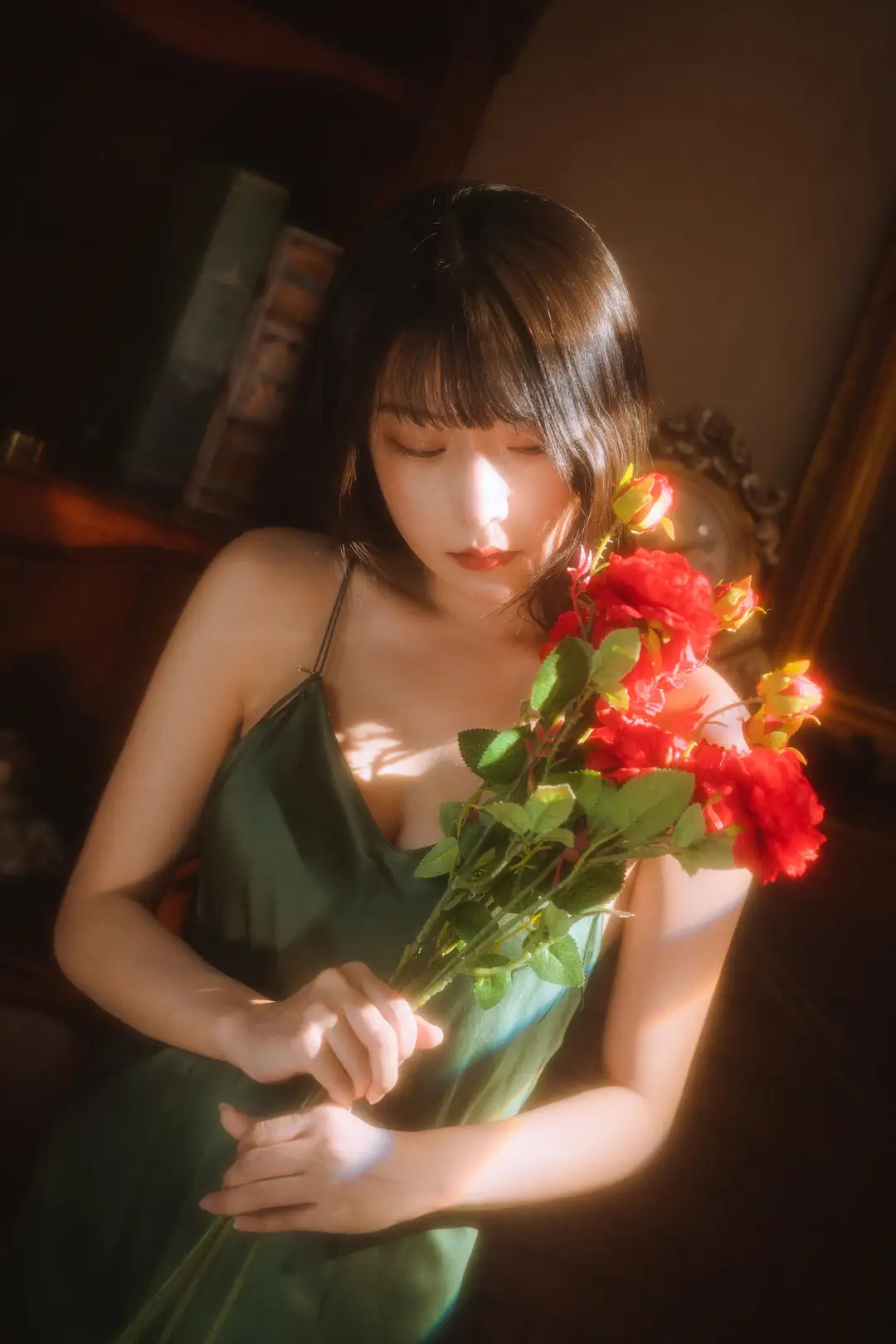 香草喵露露 绿色吊带裙持花人像
