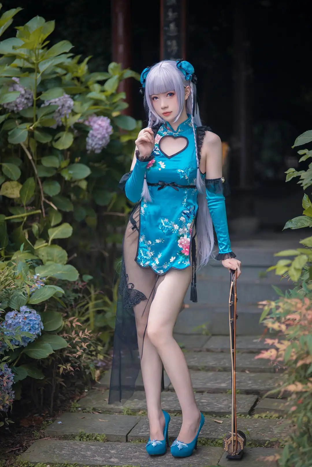 妖少you1 银紫长发蓝缎旗袍黑蕾丝拖尾花园石径扶二胡 妖少you1 银紫长发蓝缎旗袍黑蕾丝拖尾花园石径扶二胡