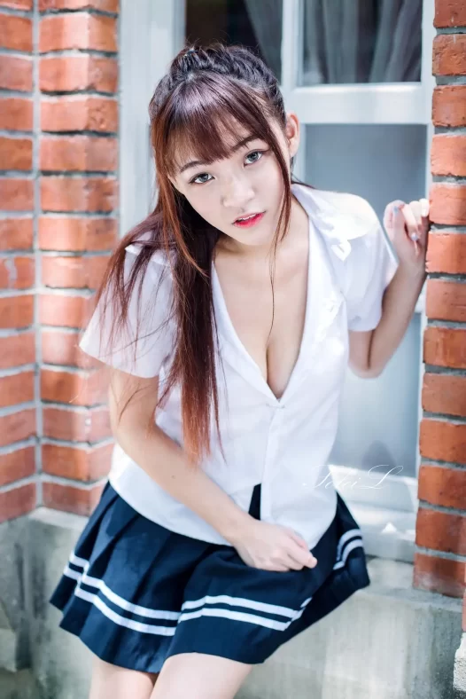 林襄Mizuki 借窗框衬出人像轮廓